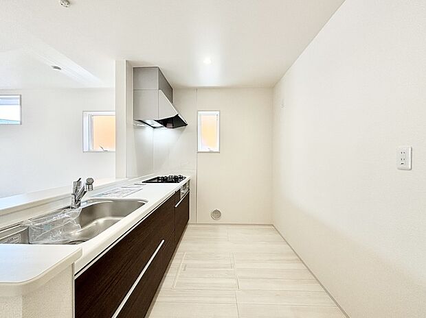 爽やかな風が通り抜けるキッチン。窓があるので明るく換気にも役立ちます。