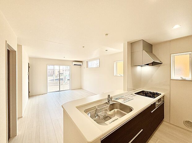 料理をしながらでもご家族との会話を楽しめる対面キッチン  