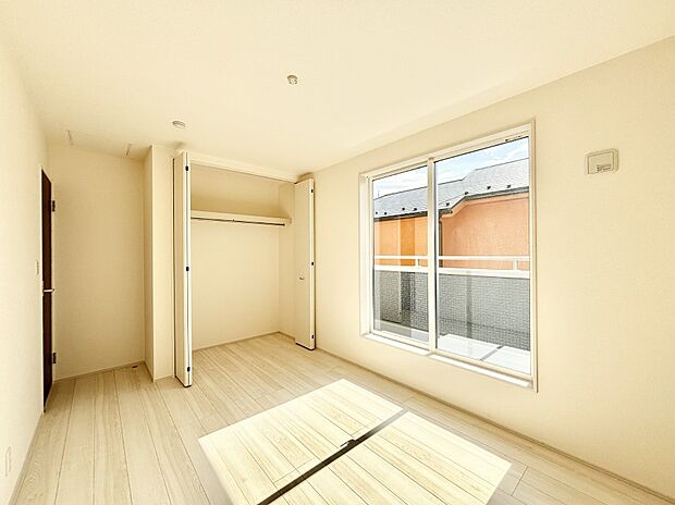 明るいバルコニーサイドに洋室を設置。目覚めの良い寝室に。   