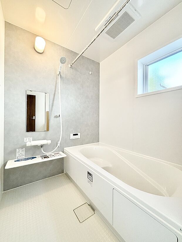 一日の疲れを癒してくれる明るい清潔感のあるバスルーム