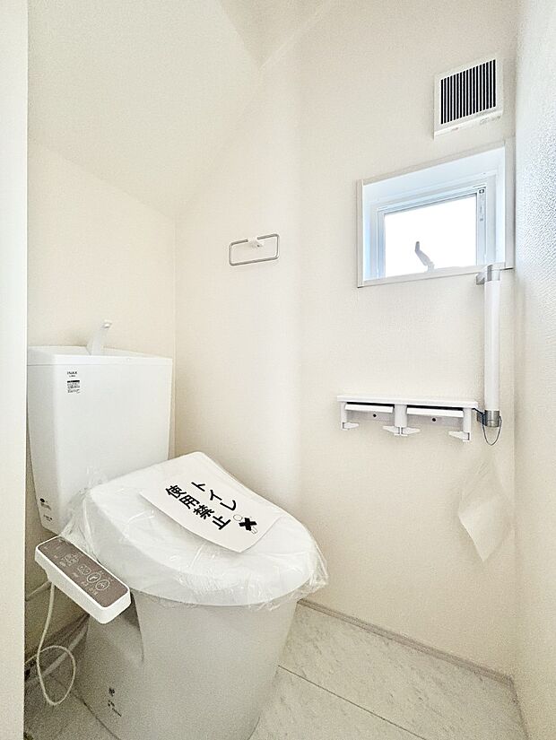 明るく清潔感のあるトイレです。   