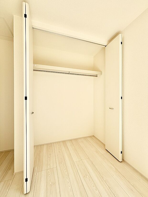 洋室のクローゼット。奥行きがあるので厚手の衣類もすっきり収まります。
