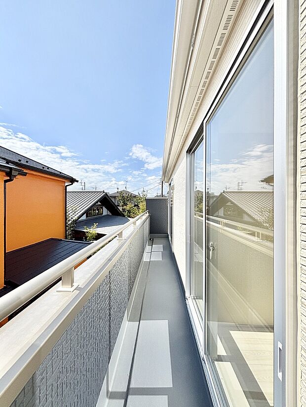 ゆったりバルコニーだから沢山お洗濯ものを干せます。