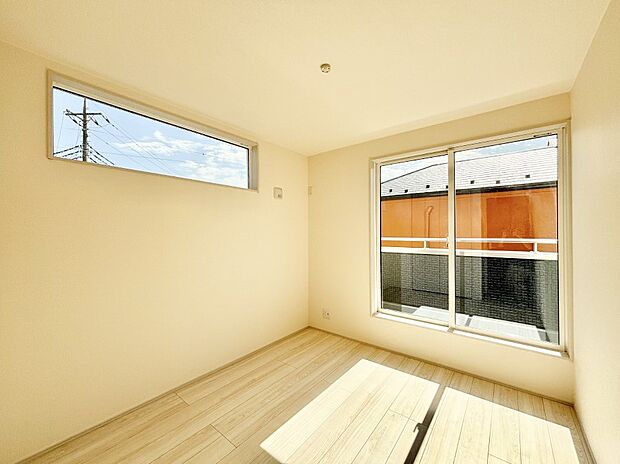 バルコニーが開放感をプラスしてくれる洋室    