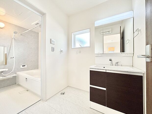 身支度もスムーズにおこなえる脱衣場        