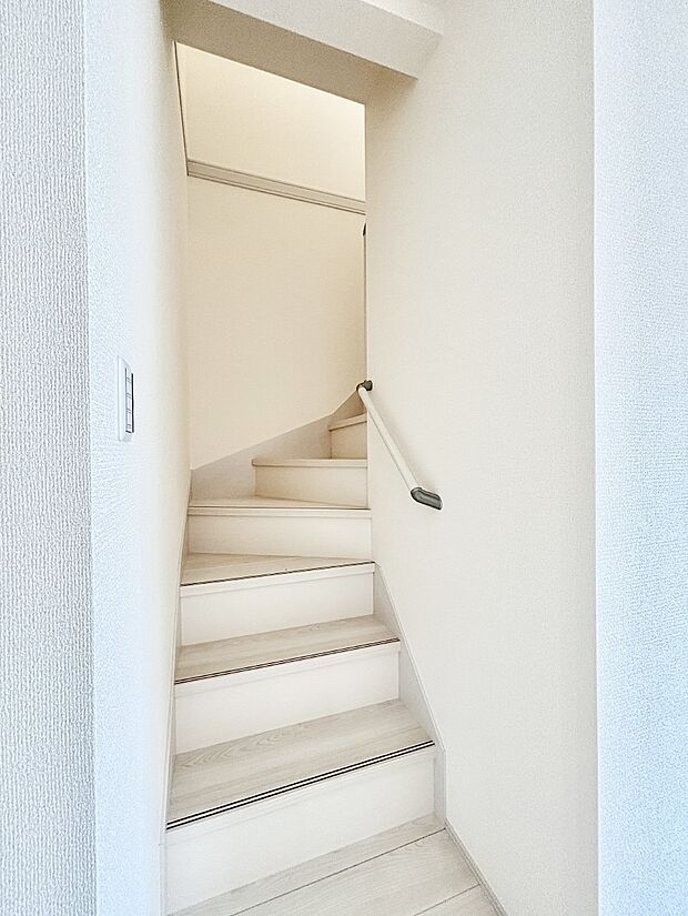 安全性を考慮し階段には手すりを設置しています  