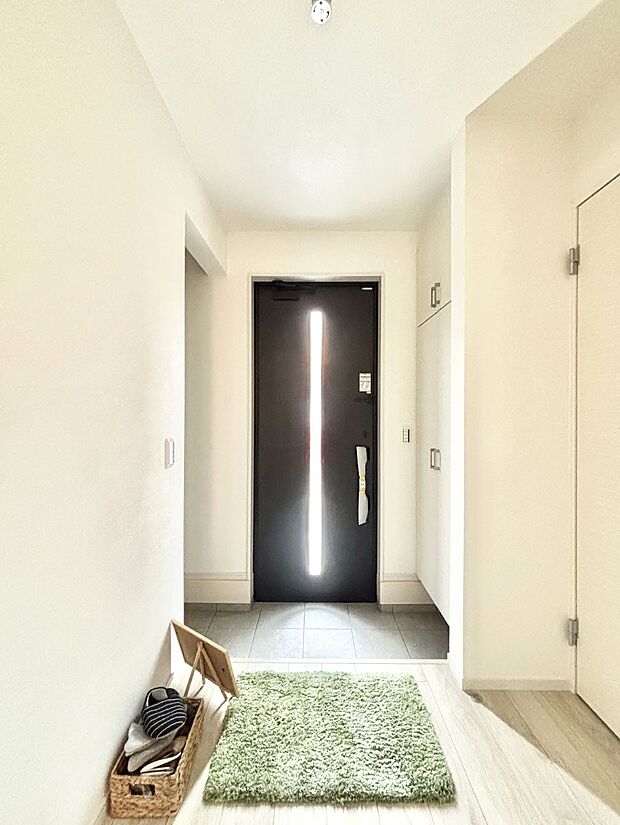 明るい玄関はお客様をお出迎えするのにぴったりです！ 