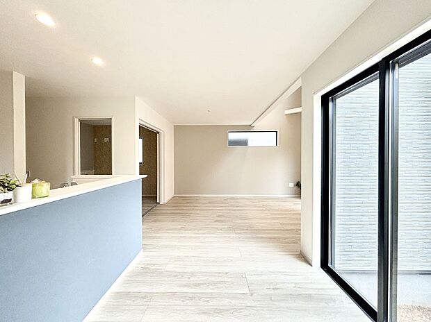 明るい陽光が注ぎ、寛ぎの雰囲気に満たされるダイニング。   