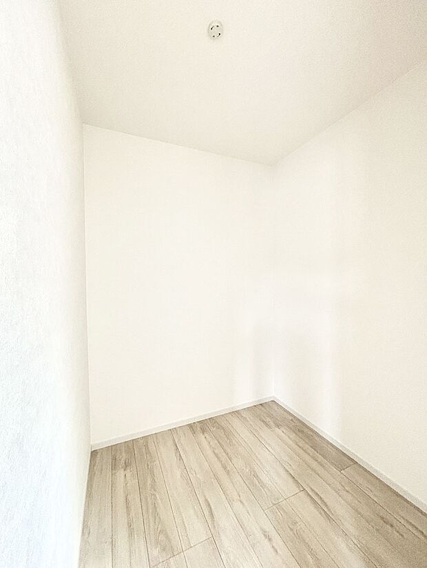 ウォークインクローゼット付きで生活空間を広く利用できます。