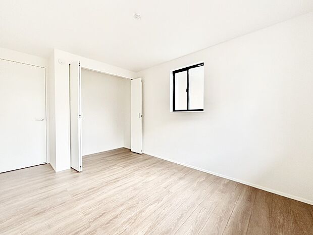 お子さまのお部屋としても!衣類の整理整頓に便利なクローゼット付きの洋室。