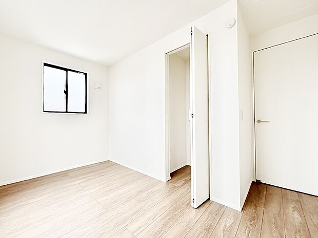 クローゼット付きのお部屋でスッキリとした空間でゆったり寛げます