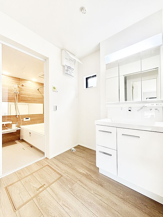 柔らかな朝の光を感じられる窓がついた洗面室