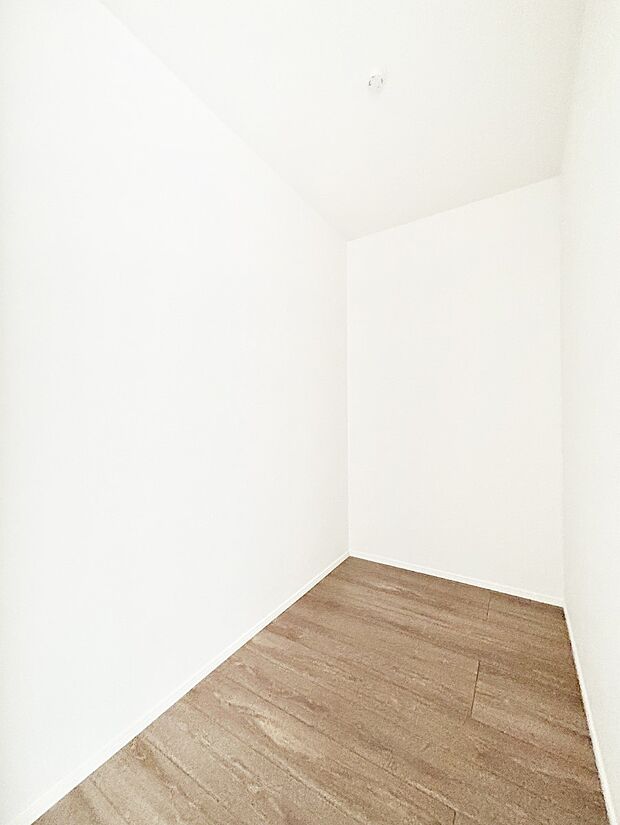 季節の衣類もスッキリ収納!大容量の収納力が魅力的なWIC付きです。