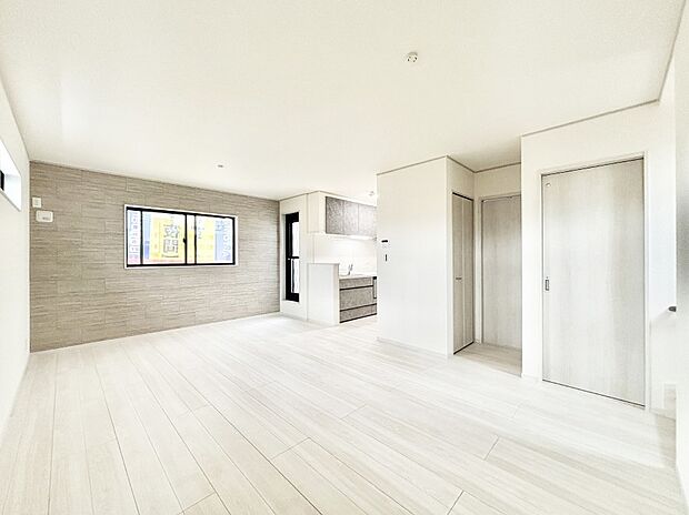 アクセントクロスがお洒落なリビング。家族でのんびりくつろげる広々スペース。