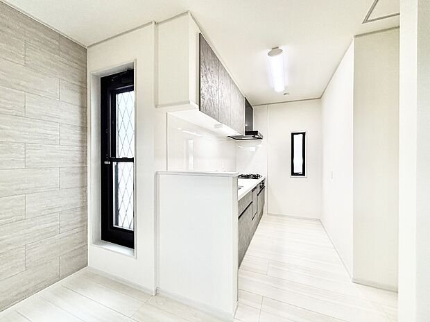 爽やかな風が通り抜けるキッチン。窓があるので明るく換気にも役立ちます。