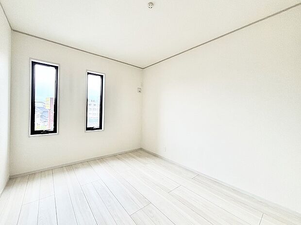 窓からのやさしい光が心地よいプライベートルーム