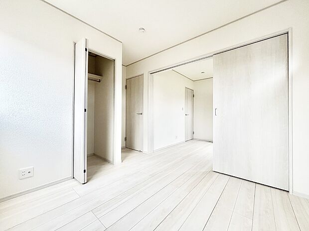 お子さまのお部屋としても!衣類の整理整頓に便利なクローゼット付きの洋室!