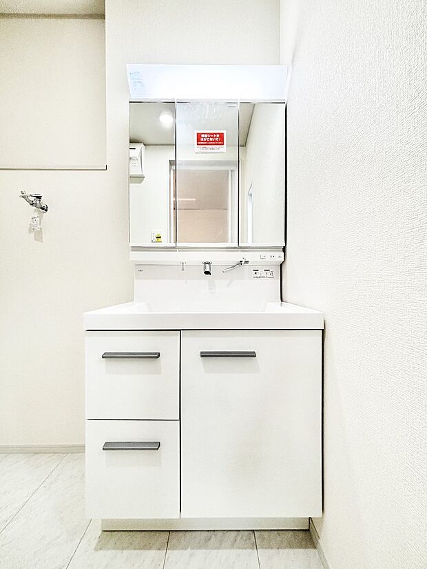 三面鏡が嬉しい洗面化粧台です。