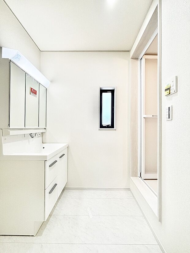 ゆとりの洗面スペースで朝の身支度もスムーズに