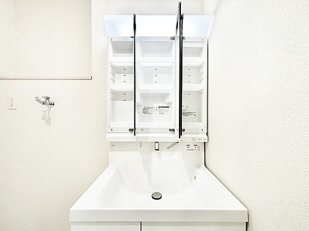 三面鏡の裏に、化粧品や衛生用品などを収納可能。洗面台をすっきりと保ちます!