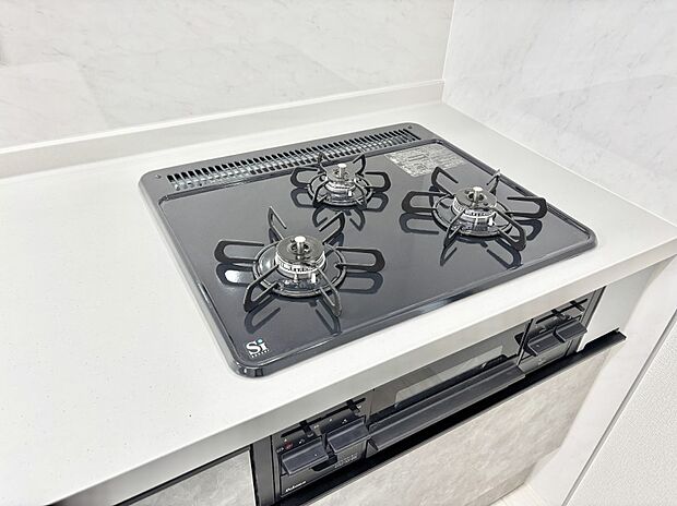 ガスコンロはSiセンサー搭載。火力調節や焦げ付き・消し忘れも防いでくれます。