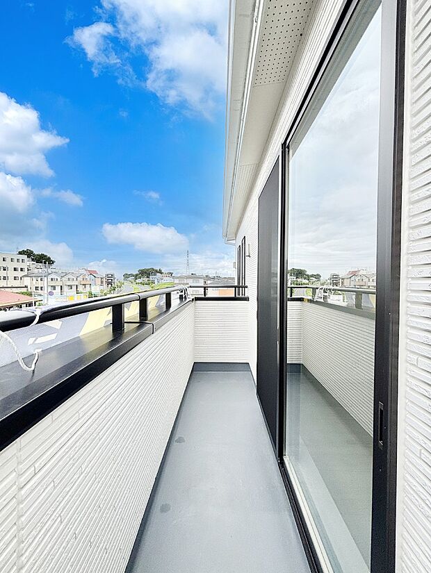 暖かな陽光が降り注ぐバルコニーはお洗濯におすすめ。爽やかな風も心地よいです。