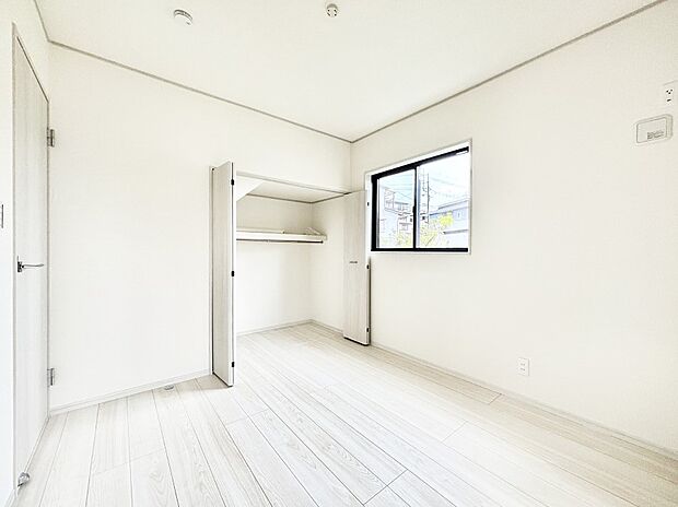 やさしい光がさしこむ居室はしっかり収納付き