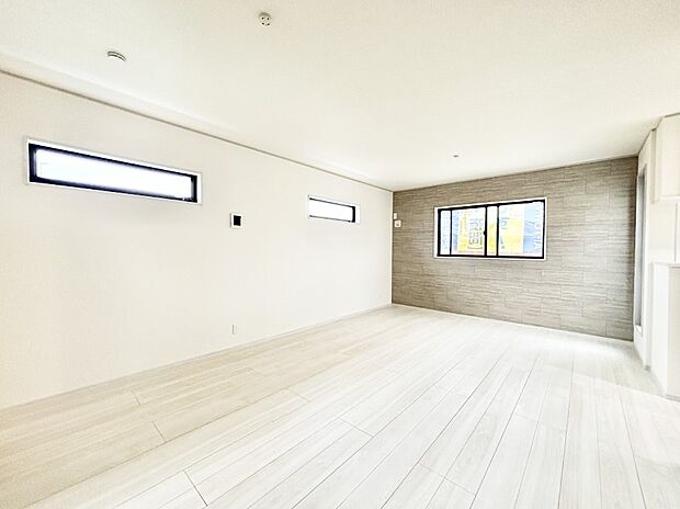 明るい2階リビング!外からの視線をシャットアウトして家族のプライバシーを守ります。