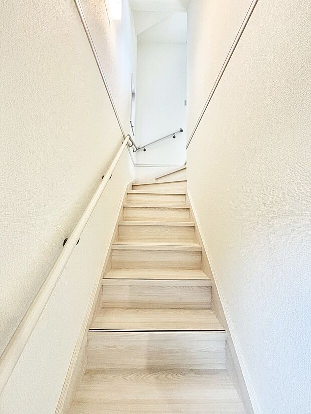 安全性を考慮し階段には手すりを設置しています