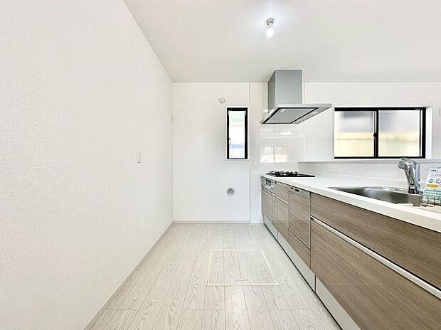 爽やかな風が通り抜けるキッチン。窓があるので明るく換気にも役立ちます。