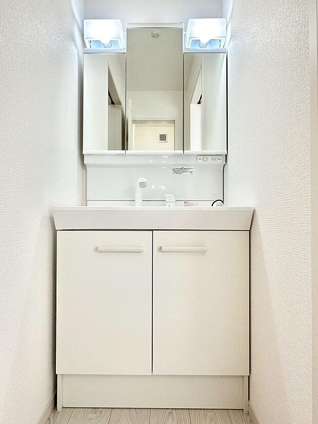 大きく見やすい三面鏡で清潔感ある洗面台は、身だしなみチェックや肌のお手入れにおすすめです。 