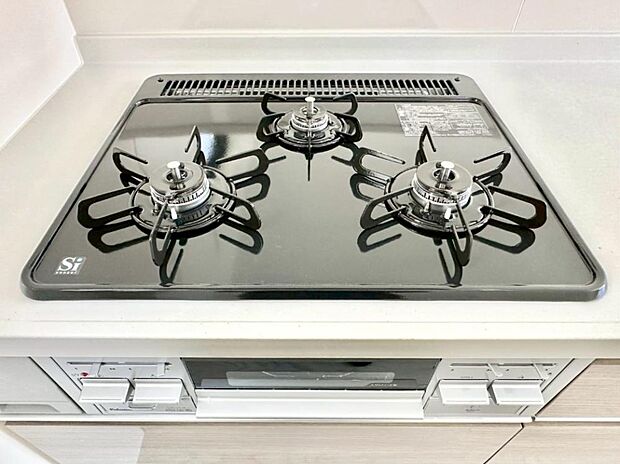 ガスコンロはＳｉセンサー搭載。火力調節や焦げ付き・消し忘れも防いでくれます。