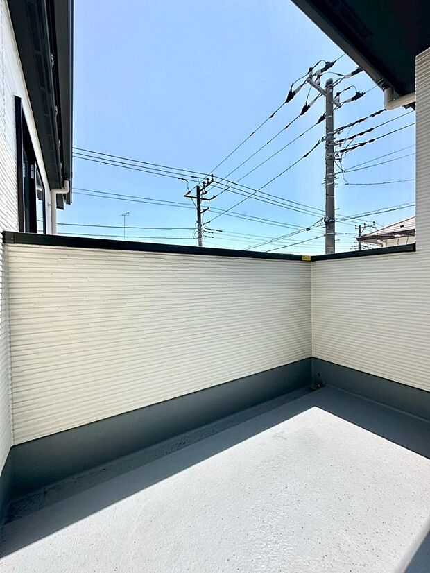 南向きのバルコニー！ご家族の洗濯物はもちろん、お布団もたっぷり干せます！