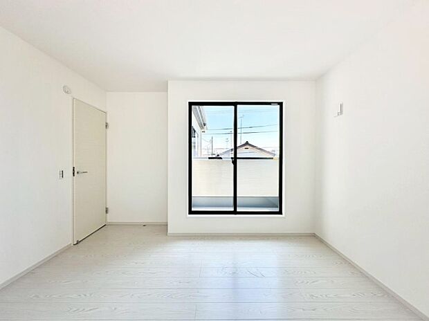 明るいバルコニーサイドに洋室を設置。目覚めの良い寝室に。 