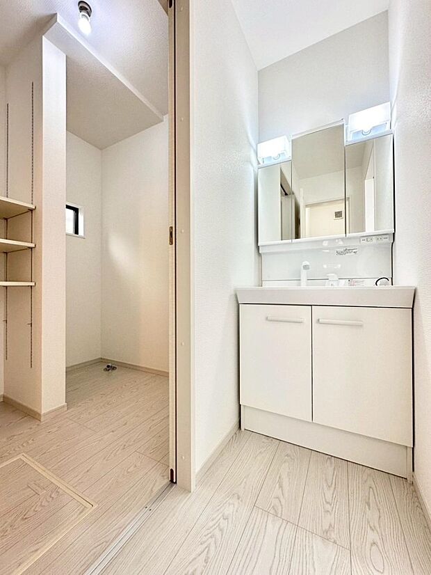 タオルや洗面用具のストック類を置ける便利な可動棚つきの脱衣場。