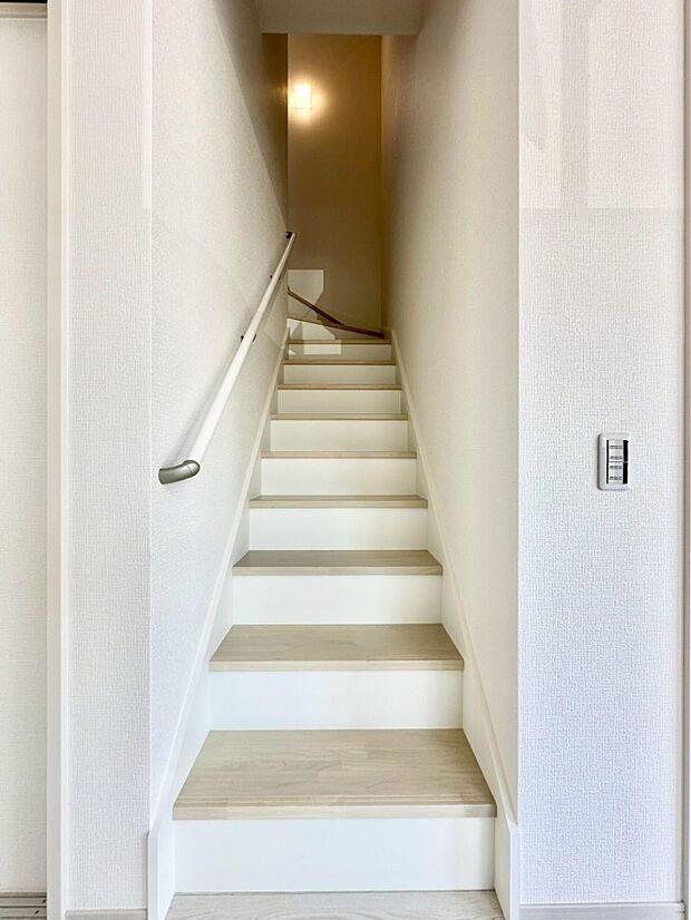 階段は手すり付きなので小さなお子さまやご高齢の方も安心です  