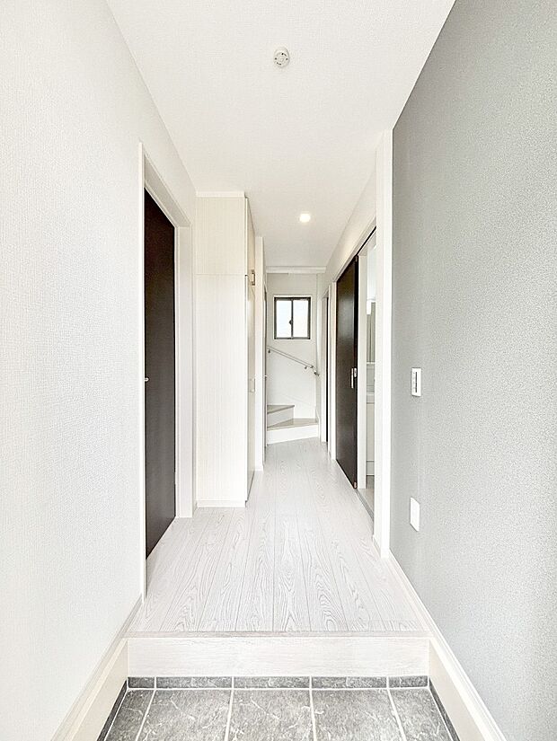 明るい玄関はお客様をお出迎えするのにぴったりです！   