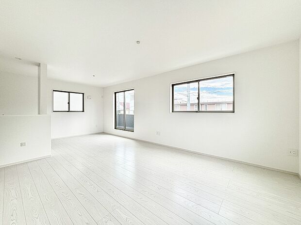 ご家族の賑やかな話し声で包まれる明るいリビング