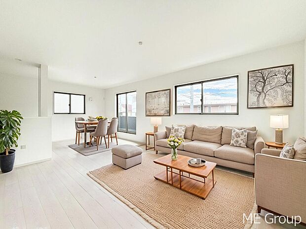 ご家族の賑やかな話し声で包まれる明るいリビング  ※家具はCGです