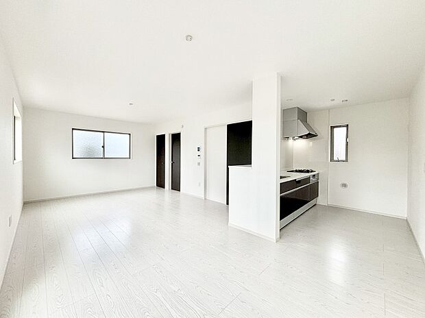 明るい陽光が注ぎ、寛ぎの雰囲気に満たされるリビング・ダイニング。