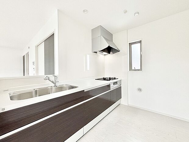 爽やかな風が通り抜けるキッチン。窓があるので明るく換気にも役立ちます。