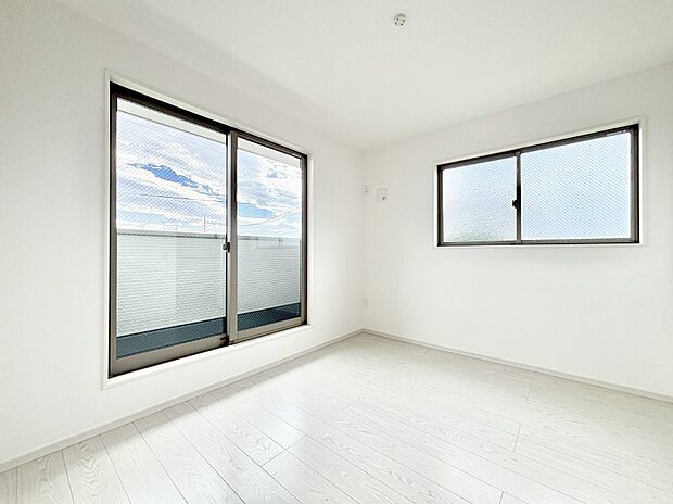 明るいバルコニーサイドに洋室を設置。目覚めの良い寝室に。 