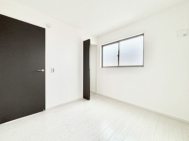 子ども部屋にぴったりの明るい空間。  