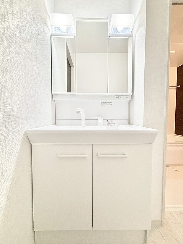 大きく見やすい三面鏡で清潔感ある洗面台は、身だしなみチェックや肌のお手入れにおすすめです。 