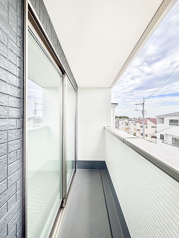 ゆったりバルコニーだから沢山お洗濯ものを干せます。