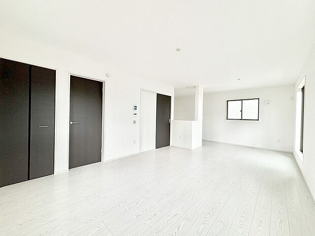 家族の笑顔が自然と生まれてくる、そんな雰囲気のダイニングに仕上がっています。