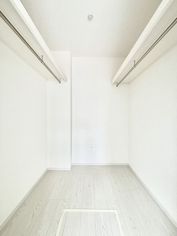 ウォークインクローゼット付きで生活空間を広く利用できます。