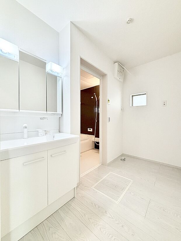 身支度もスムーズにおこなえる脱衣場      