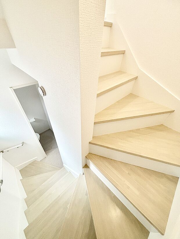 安全性を考慮し階段には手すりを設置しています