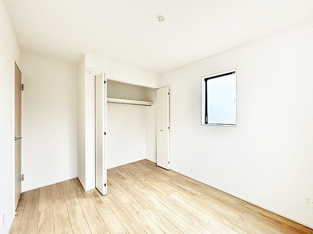 子ども部屋にぴったりの明るい空間。  